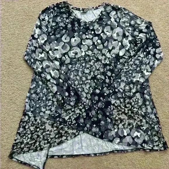 LOGO by Lori Goldstein XL Asymmetrical Hem Floral V-Neck Top Black Grey A389745 - Picture 5 of 14
